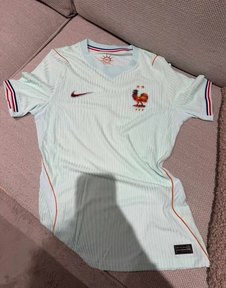 Maillot de l'équipe de France domicile reçu par un client