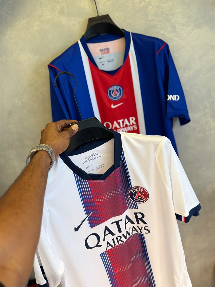 Maillots du Paris Saint-Germain reçus par un client