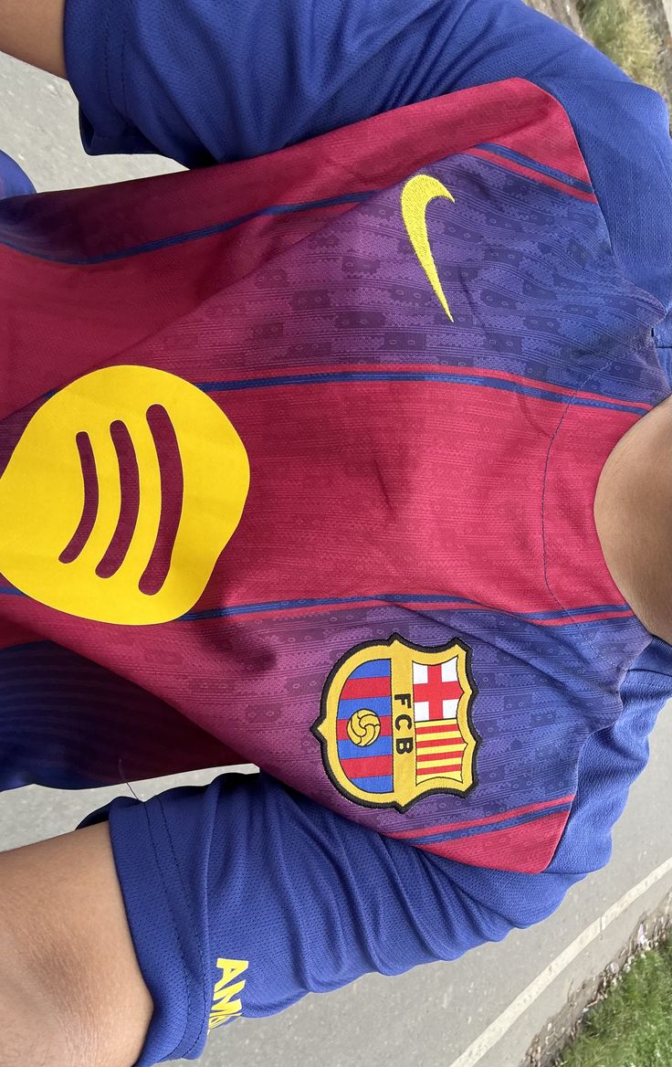 Client portant le maillot du FC Barcelone domicile