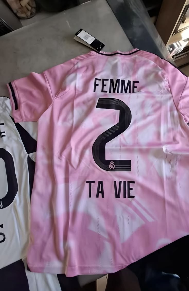 Maillot du Real Madrid rose avec flocage reçu par une cliente