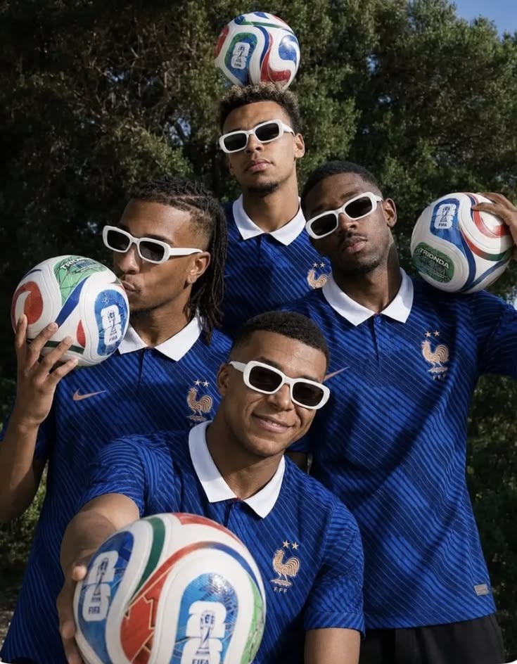 Joueurs de l'équipe de France en maillot Coupe du Monde 2026 avec un ballon
