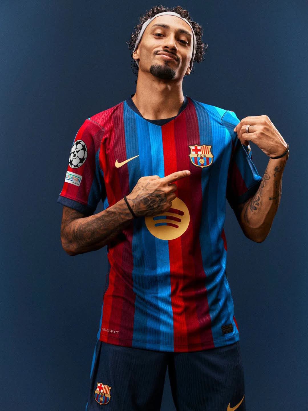 Maillot concept du FC Barcelone porté par Raphinha
