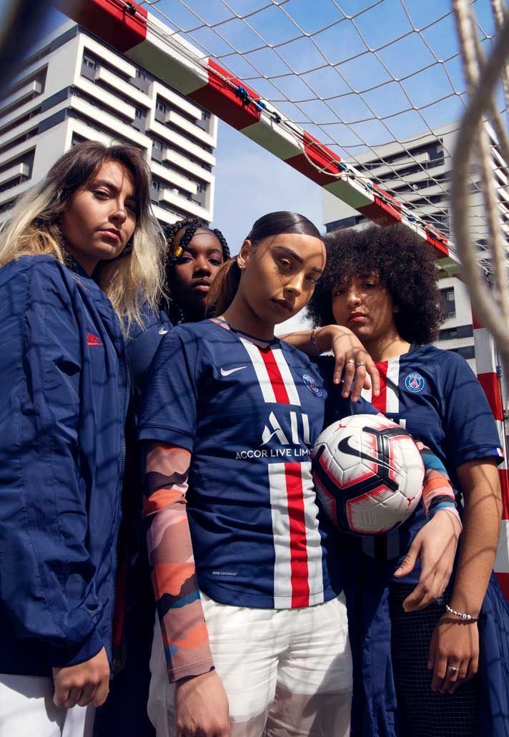 Supportrices du Paris Saint-Germain en maillot domicile 2026 2027