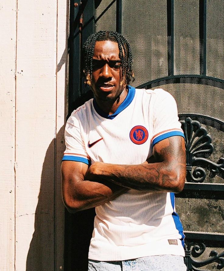 Maillot Chelsea extérieur 2026 2027 porté par un supporter