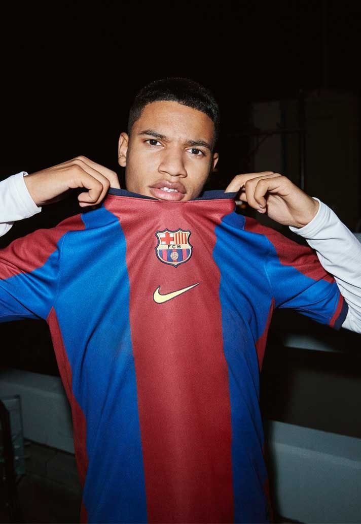 Maillot FC Barcelone domicile 2026 2027 présenté par un supporter