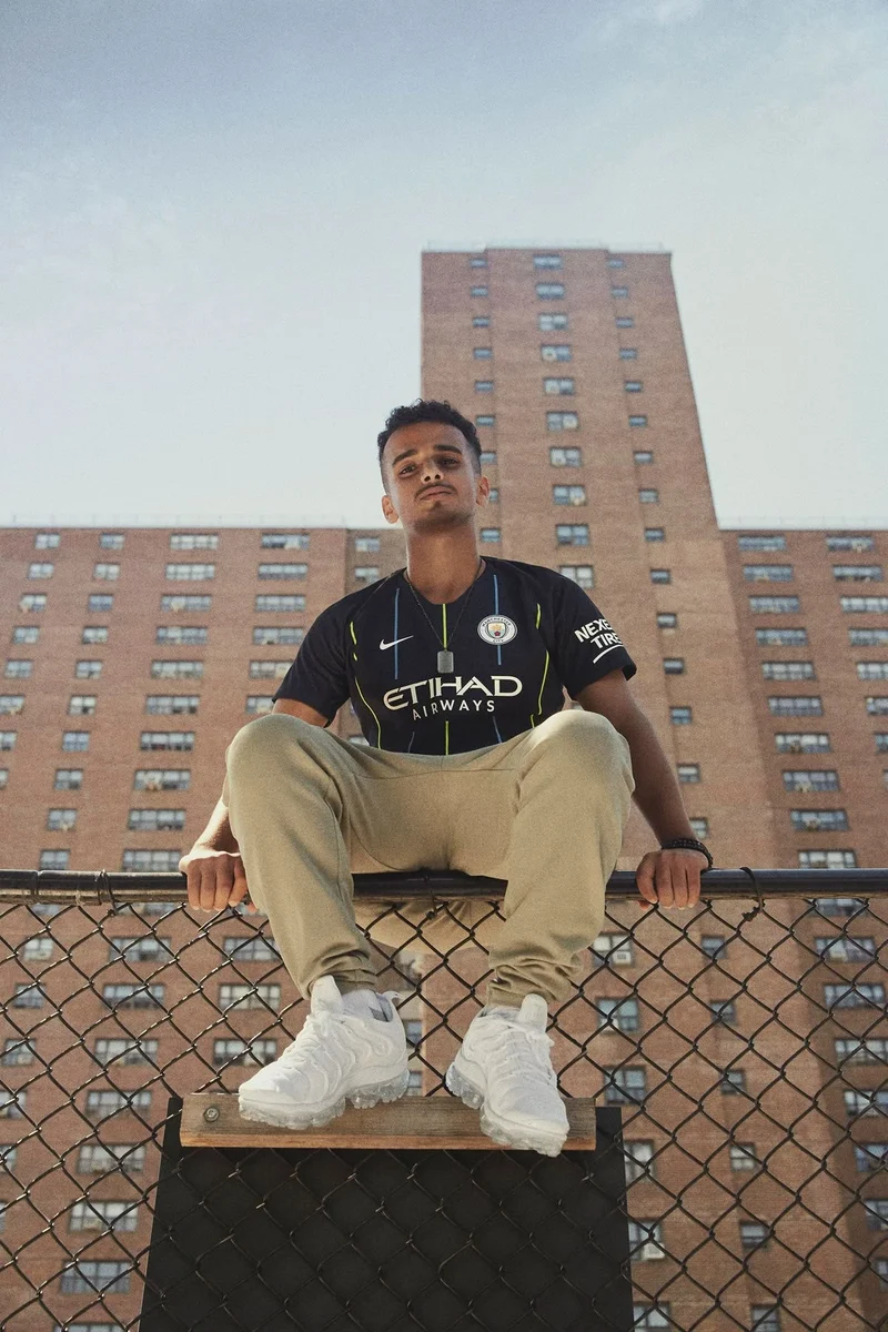 Maillot Manchester City extérieur 2026 2027 porté par un supporter