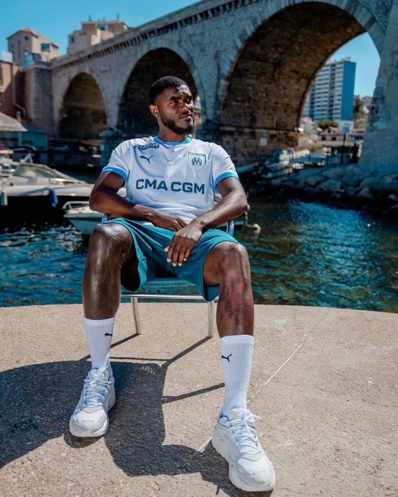 Maillot OM domicile 2026 2027 porté par un supporter au Vieux-Port