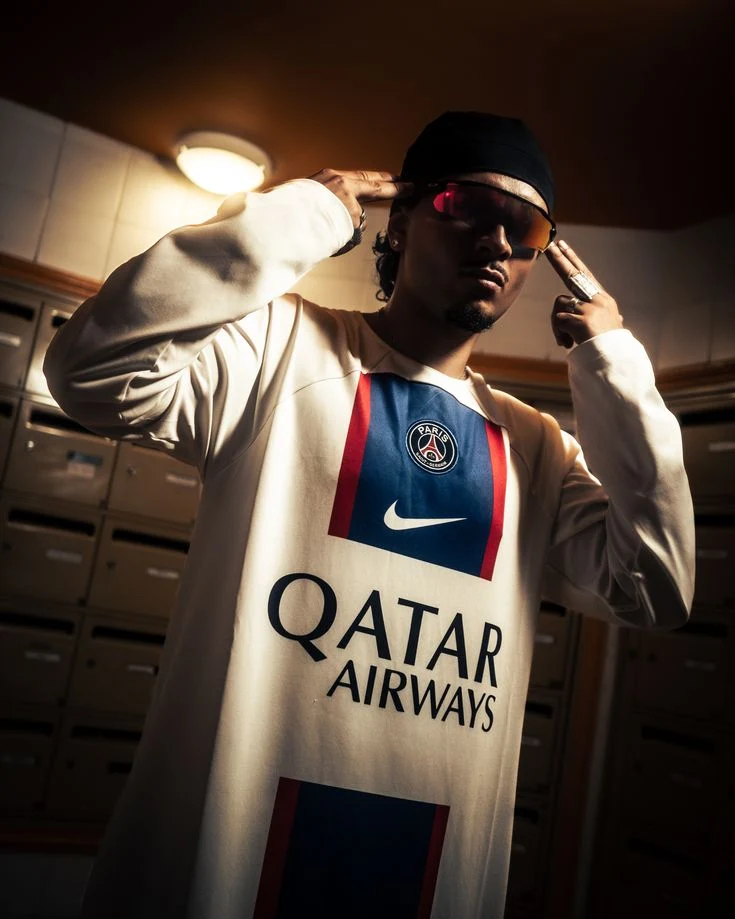 Maillot PSG domicile 2026 2027 porté par un supporter