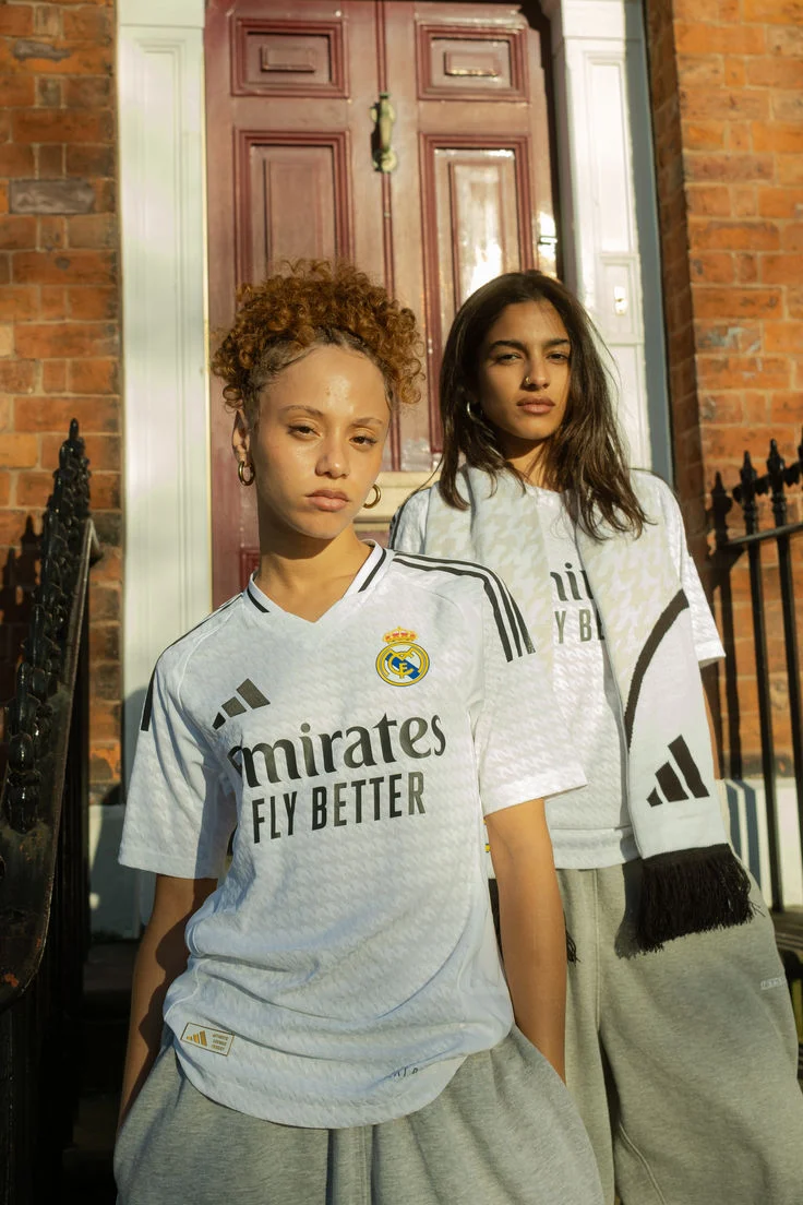 Maillot Real Madrid domicile 2026 2027 porté par deux supportrices