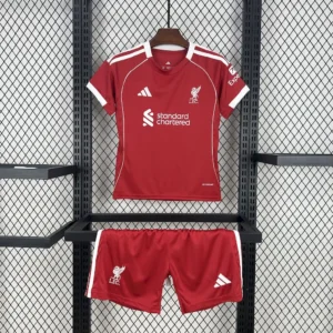 Kit Enfant Liverpool 2025/2026 — devant Kit Enfant Liverpool 2025/2026 — devant