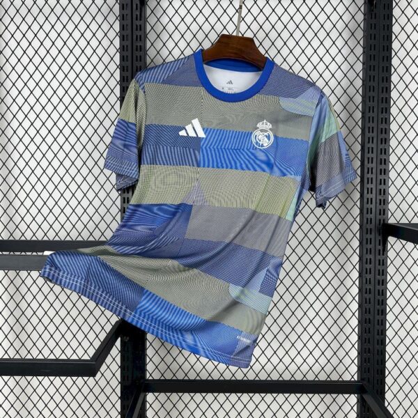 Maillot Real Madrid Avant-Match Bleu Rayé 2025/2026 — devant