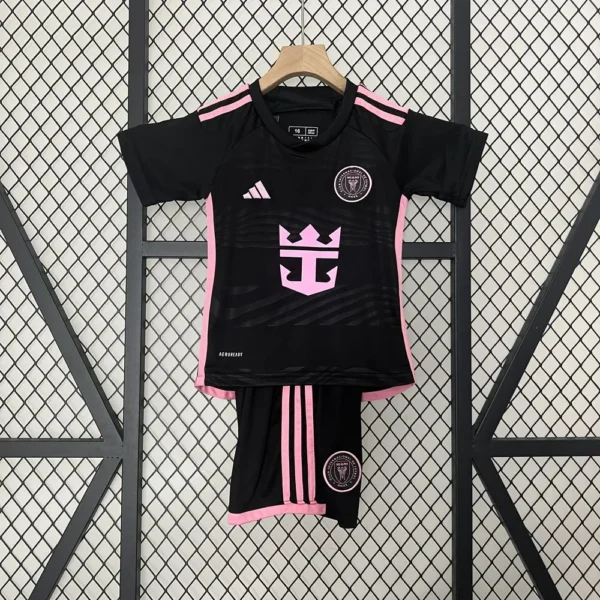 Kit Enfant Inter Miami Noir et Rose 2024/2025 — devant Kit Enfant Inter Miami Noir et Rose 2024/2025 — devant