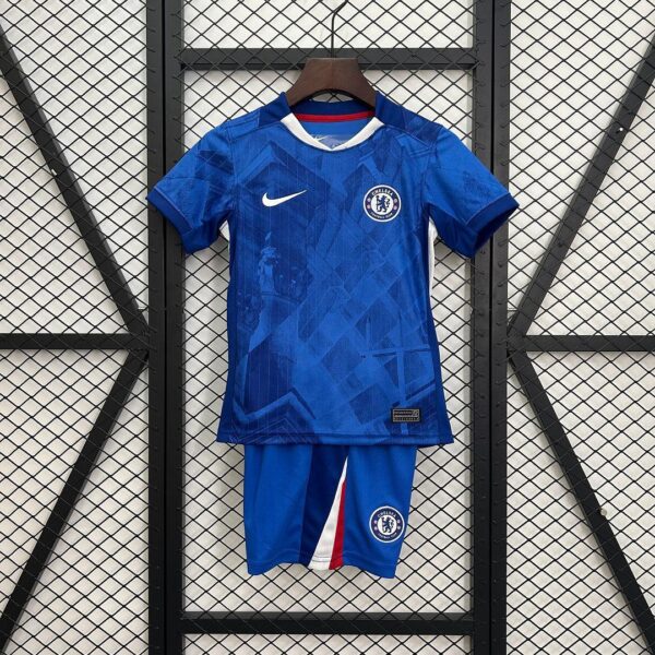 Kit Enfant Chelsea 2025/2026 — devant Kit Enfant Chelsea 2025/2026 — devant