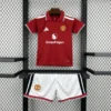 Kit Enfant Manchester United Domicile 2026/2027 — devant Kit Enfant Manchester United Domicile 2026/2027 — devant