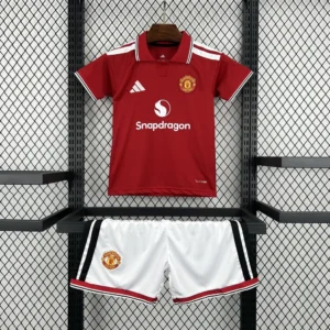 Kit Enfant Manchester United Domicile 2026/2027 — devant Kit Enfant Manchester United Domicile 2026/2027 — devant