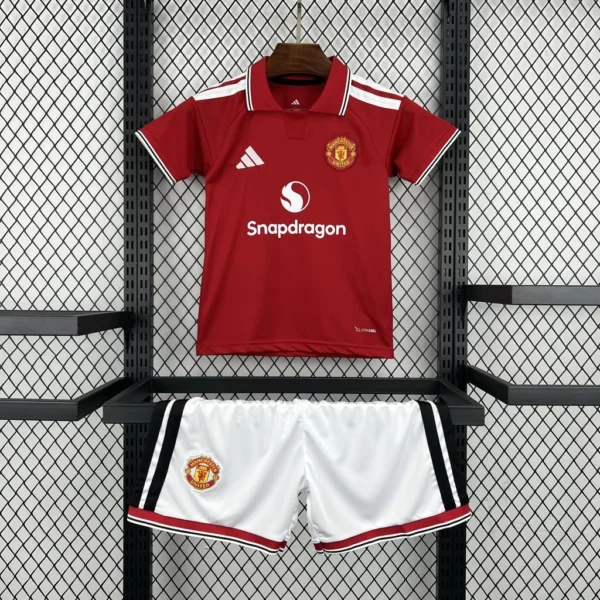 Kit Enfant Manchester United Domicile 2026/2027 — devant Kit Enfant Manchester United Domicile 2026/2027 — devant