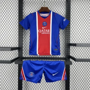 Kit Enfant PSG Bleu et Rouge 2026/2027 — devant Kit Enfant PSG Bleu et Rouge 2026/2027 — devant
