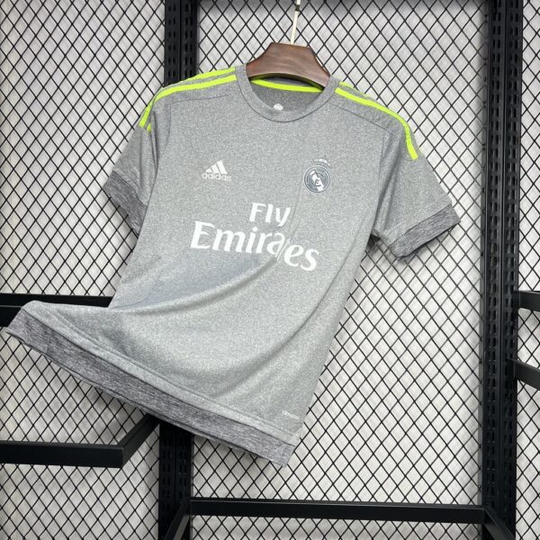 Maillot Real Madrid Retro 2015/2016 — devant Maillot Real Madrid Retro 2015/2016 — devant