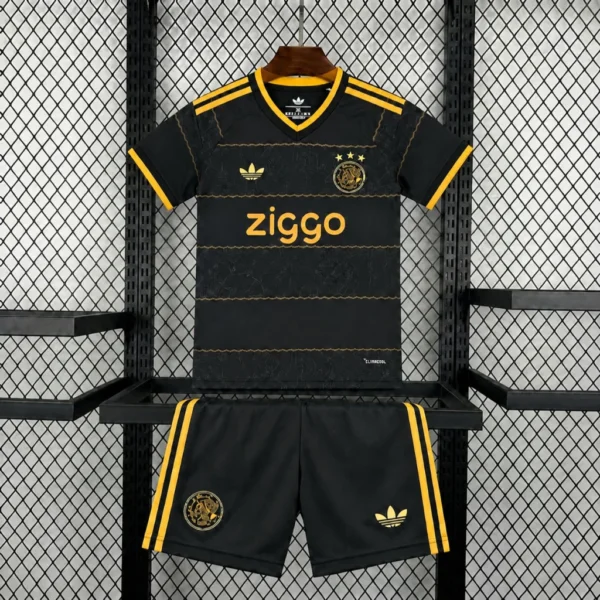 Kit Enfant Ajax Amsterdam Extérieur 2026/2027 — devant Kit Enfant Ajax Amsterdam Extérieur 2026/2027 — devant