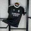 Maillot Real Madrid Avant-Match Noir 2025/2026 — devant