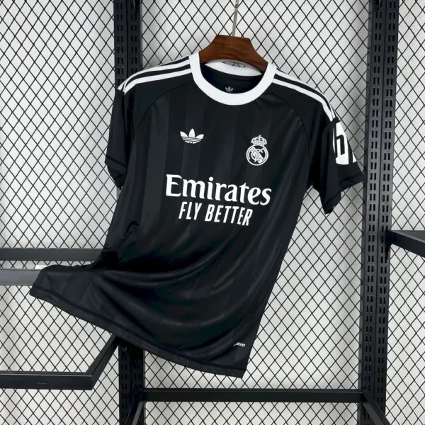 Maillot Real Madrid Avant-Match Noir 2025/2026 — devant