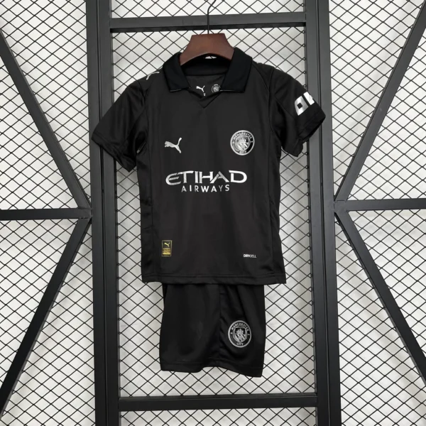 Kit Enfant Manchester City Noir 2025/2026 — devant Kit Enfant Manchester City Noir 2025/2026 — devant