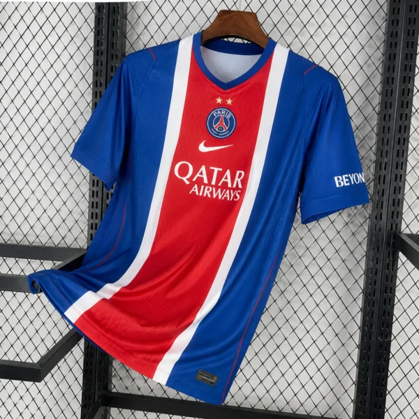 Maillot PSG Domicile 2 Étoiles Bleu Bande Rouge 2026/2027 — devant Maillot PSG Domicile 2 Étoiles Bleu Bande Rouge 2026/2027 — devant