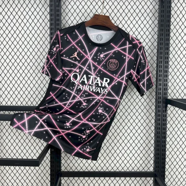 Maillot PSG Concept Graffitis Roses 2025/2026 — devant Maillot PSG Concept Graffitis Roses 2025/2026 — devant