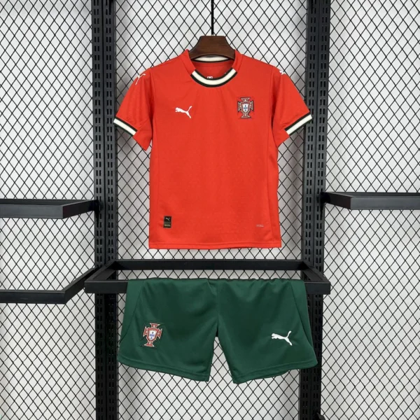 Kit Enfant Portugal Rouge et Vert 2025/2026 — devant Kit Enfant Portugal Rouge et Vert 2025/2026 — devant