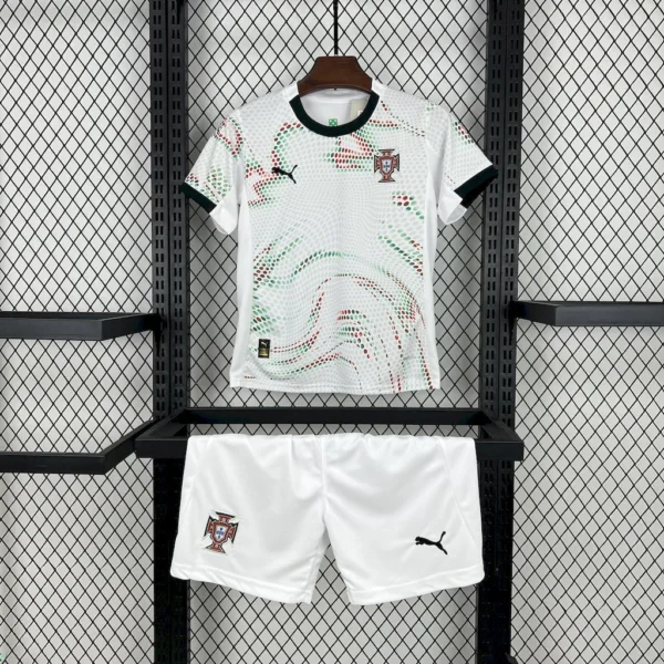 Kit Enfant Portugal Blanc 2025/2026 — devant Kit Enfant Portugal Blanc 2025/2026 — devant