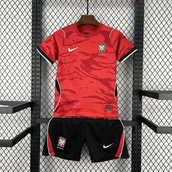 Kit Enfant Corée du Sud Rouge 2026/2027 — devant Kit Enfant Corée du Sud Rouge 2026/2027 — devant