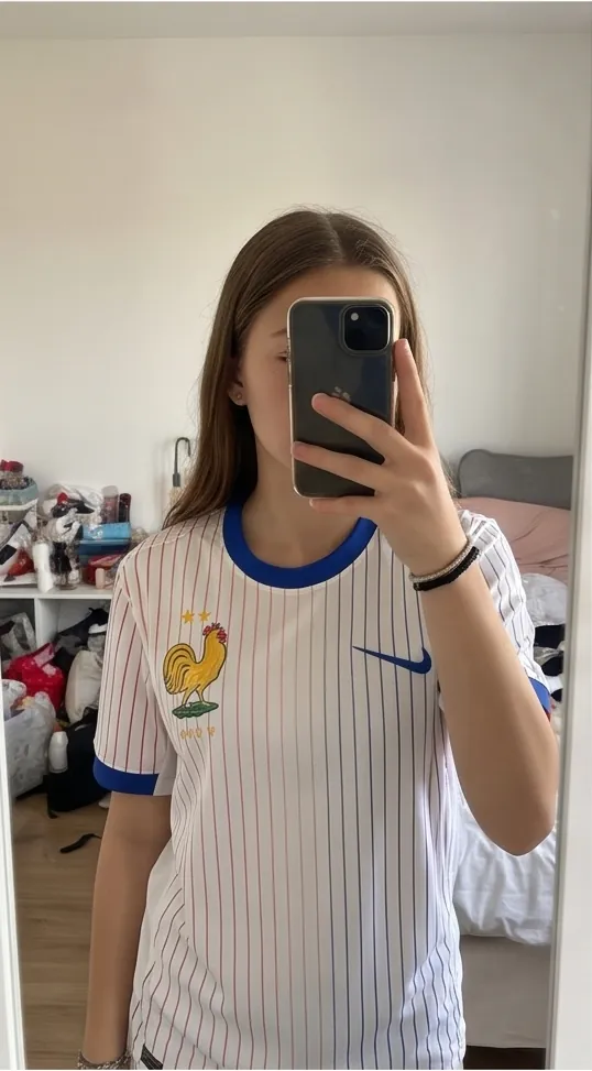 Cliente portant le maillot de l’équipe de France 2026