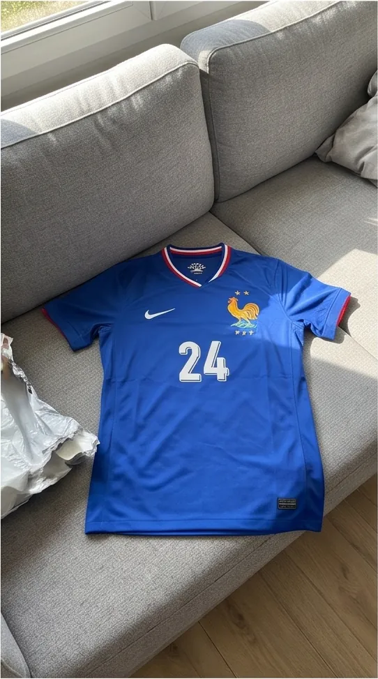 Maillot de l’équipe de France bleu reçu par un client