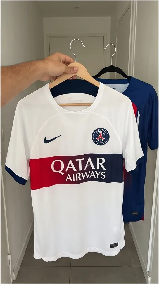 Maillots du Paris Saint-Germain reçus par un client