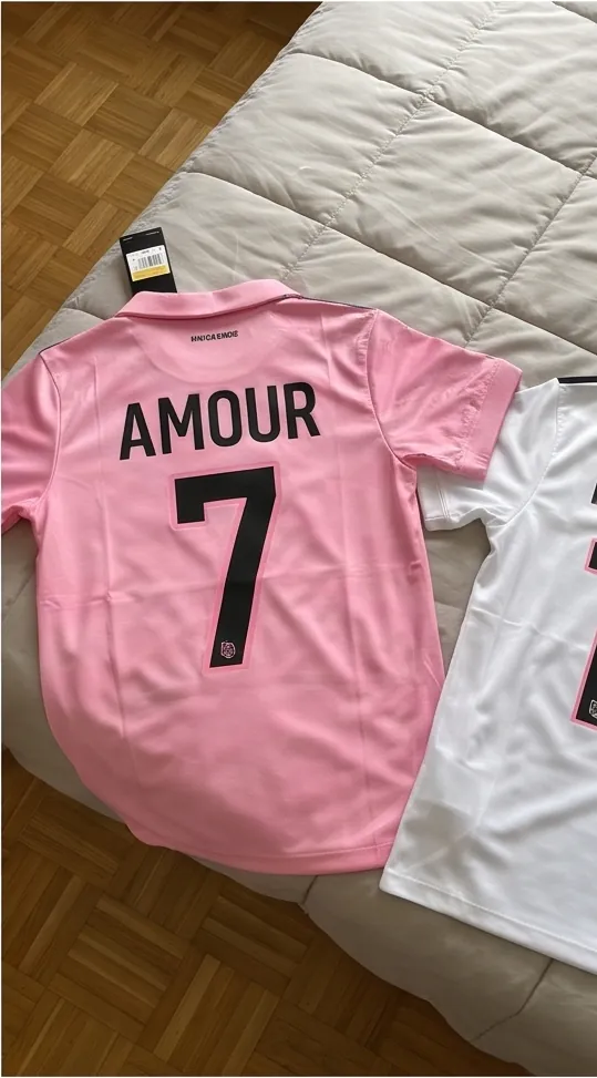 Maillot du FC Barcelone rose personnalisé reçu par une cliente