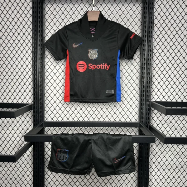 Kit Enfant FC Barcelone Noir Liserés 2024/2025 — devant