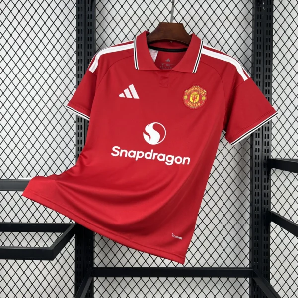 Maillot Manchester United Domicile 2026/2027 — devant Maillot Manchester United Domicile 2026/2027 — devant