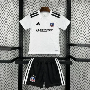 Kit Enfant Colo-Colo Domicile 2026/2027 — devant Kit Enfant Colo-Colo Domicile 2026/2027 — devant
