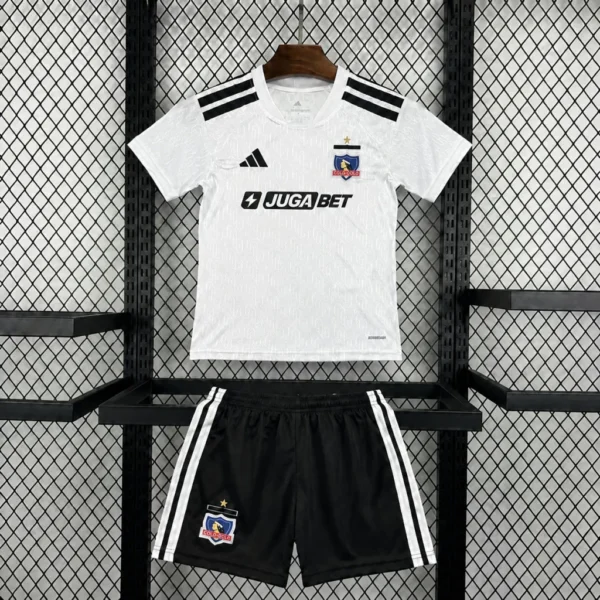 Kit Enfant Colo-Colo Domicile 2026/2027 — devant Kit Enfant Colo-Colo Domicile 2026/2027 — devant