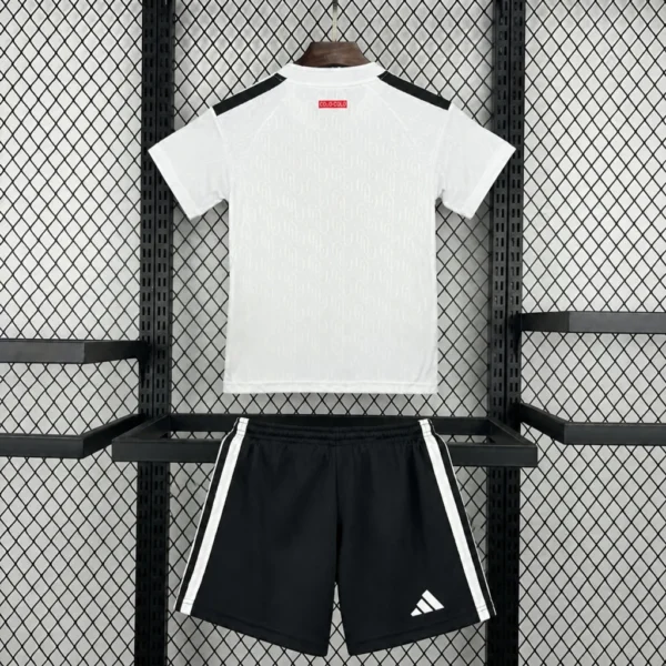 Kit Enfant Colo-Colo Domicile 2026/2027 — dos Kit Enfant Colo-Colo Domicile 2026/2027 — dos