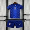 Kit Enfant Croatie Extérieur 2026/2027 — devant Kit Enfant Croatie Extérieur 2026/2027 — devant