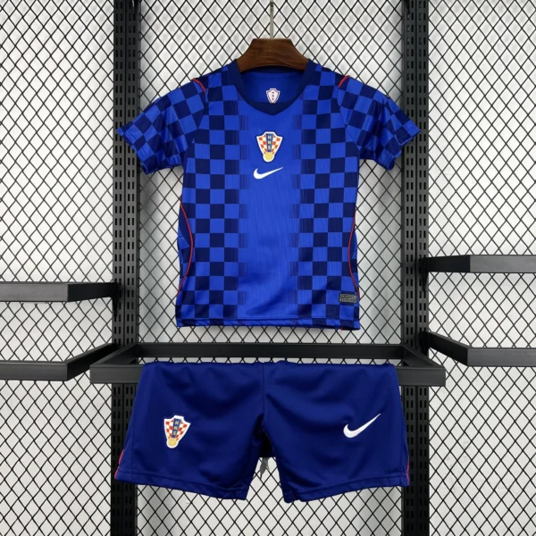 Kit Enfant Croatie Extérieur 2026/2027 — devant Kit Enfant Croatie Extérieur 2026/2027 — devant