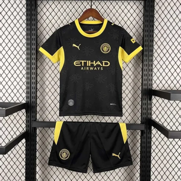 Kit Enfant Manchester City Extérieur 2026/2027 — devant Kit Enfant Manchester City Extérieur 2026/2027 — devant