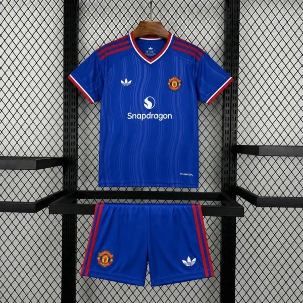 Kit Enfant Manchester United Extérieur 2026/2027 — devant Kit Enfant Manchester United Extérieur 2026/2027 — devant