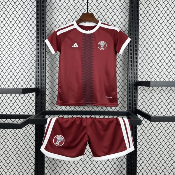 Kit Enfant Qatar Domicile 2026/2027 — devant Kit Enfant Qatar Domicile 2026/2027 — devant