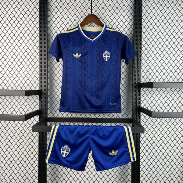 Kit Enfant Suède Extérieur 2026/2027 — devant Kit Enfant Suède Extérieur 2026/2027 — devant