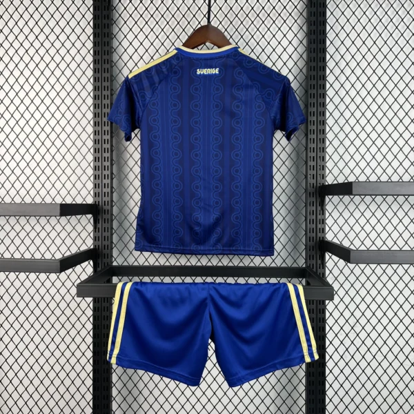 Kit Enfant Suède Extérieur 2026/2027 — dos Kit Enfant Suède Extérieur 2026/2027 — dos