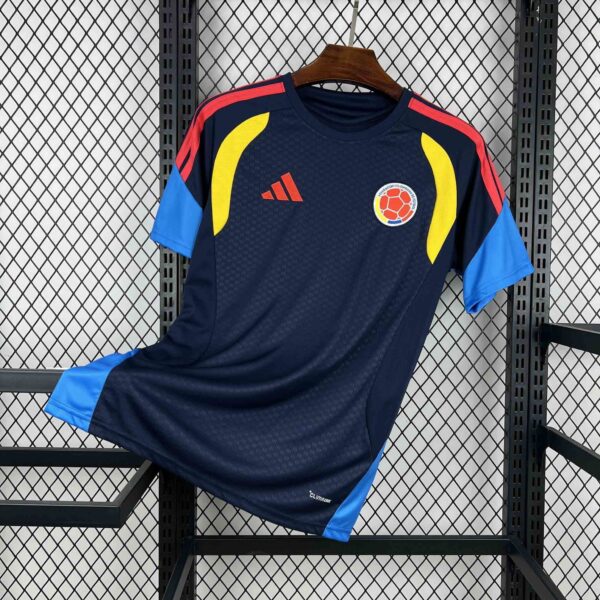 Maillot Colombie Avant-Match Bleu Marine 2026/2027 — devant Maillot Colombie Avant-Match Bleu Marine 2026/2027 — devant