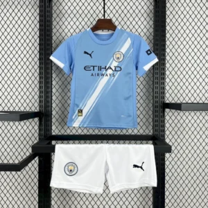 Kit Enfant Manchester City Bleu Ciel 2025/2026 — devant Kit Enfant Manchester City Bleu Ciel 2025/2026 — devant